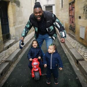 Alain-Gloirdy Bakwa Malary Instagram - Ma #teammakao, je suis un peu absent des réseaux car la vraie vie prend le dessus : le travail et la famille. Je les ai gardé secret lorsque j’étais trop sous le feu des projecteurs, mais je vous présente Enzy et Suwedy, mes deux fils, mes trésors, ma descendance. 👶🏽👶🏽 Alors on se ressemble ? #cestbondeja #famille #sons #makaofamily #monsang #dad