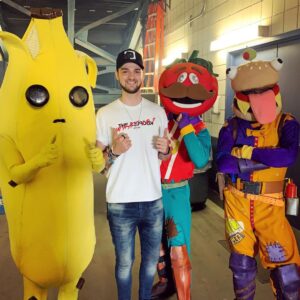 Alastair Aiken Instagram - You can only pick one skin, go - 🍌🍅🍔