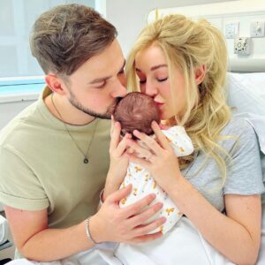 Alastair Aiken Instagram - 2022 was an incredible year! 🥳
- Honeymoon’d in the Maldives
- Launched my Fortnite Icon skin
- Had our first baby, little Theo
- Reached 10 Million subscribers on my 2nd channel
Thank you everyone! 🙏🏻💙