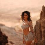 Alaya F Instagram - Wallah Habibi BTS✨ Big thank you to my wonderful, patient and super talented team @hairstylist_madhav2.0 @reshmaamerchant @umesh___2340 ♥️ Photos by @bhushangavasofficial #BadeMiyanChoteMiyan #WallahHabibi