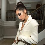 Alba Flores Instagram - Intensivo de #visavisenfox 4ª temporada..... ya está aquí!!! Gracias a @paulasoroa por derrochar su arte en mi ( @shiseido sois afortunados de colaborar con ella) La foto de traje blanco es gracias a @xabigoitisolo