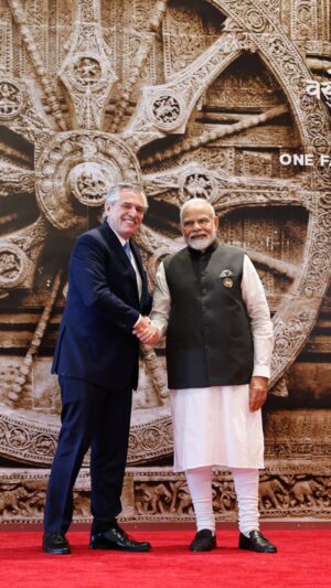 Alberto Fernández Instagram - Gracias por recibirme de forma tan cálida en esta gran Cumbre del #G20India 🇮🇳, primer ministro @narendramodi.

Llevaremos adelante una jornada cuyas características son sin duda lo que el mundo más necesita: diálogo y cooperación para el crecimiento conjunto.
