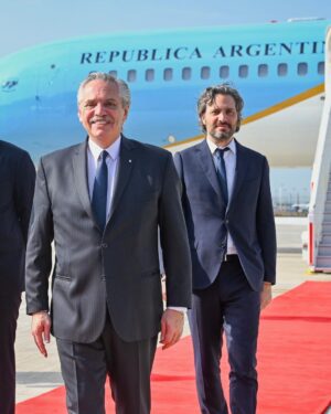 Alberto Fernández Instagram - Arribamos a Nueva Delhi, India 🇮🇳, para participar de la Cumbre del #G20, "Una tierra, una familia, un futuro".

El desarrollo multilateral que beneficia a nuestro país, se construye con diálogo y cooperación. Vamos a profundizar estos ejes claves de nuestra política exterior.