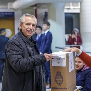 Alberto Fernández Instagram - A 40 años del retorno de la democracia, celebro con mucha alegría este importante día en el que, una vez más, ejercemos nuestro derecho a elegir el destino de la patria.

El voto de cada argentina y argentino es fundamental para defender nuestros derechos 🇦🇷