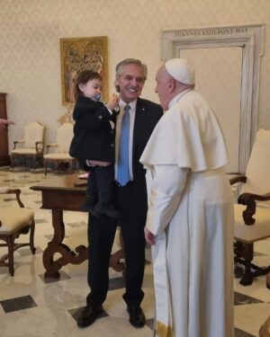 Alberto Fernández Instagram - Ayer viajamos a Roma con Francisco. Lamentablemente, una intervención quirúrgica para sanar una apendicitis, impidió a Fabiola acompañarnos. Esta mañana fuimos recibidos por el Santo Padre en la Biblioteca Privada del Palacio Apostólico. Tuve la dicha de volver a verlo y escuchar sus reflexiones sobre el presente. Quise agradecerle personalmente por todo lo que ayudó a nuestra querida Argentina en los cuatro años en los que presidí el país. Estoy seguro que lo seguirá haciendo.
El Santo Padre tuvo la deferencia de bendecir a Francisco y transmitirme sus mejores deseos de pronta recuperación para Fabiola. 
El Papa es sin duda el líder moral más importante que tiene la humanidad. Mi eterna gratitud y mi compromiso inquebrantable de estar ayudándolo en su enorme lucha por construir una sociedad más justa e igualitaria.