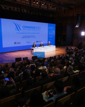 Alberto Fernández Instagram - 💧 No todo es lo mismo cuando hablamos de algo tan importante y esencial para la Argentina como es el agua.

El XXVII Congreso Nacional del Agua (#CONAGUA2023) es fundamental para profundizar nuestra perspectiva federal sobre los recursos hídricos.

Nuestro continente posee el 31% de las reservas de agua dulce del mundo, es inadmisible que haya personas a las que les falte el agua. Desde el Estado, trabajamos para que cada argentina y argentino pueda acceder a ella. Y por ese camino queremos continuar.