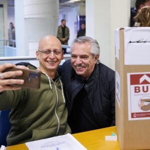Alberto Fernández Instagram - A 40 años del retorno de la democracia, celebro con mucha alegría este importante día en el que, una vez más, ejercemos nuestro derecho a elegir el destino de la patria.

El voto de cada argentina y argentino es fundamental para defender nuestros derechos 🇦🇷