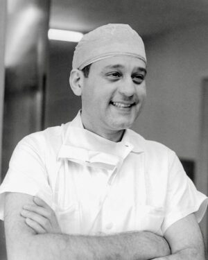 Alberto Fernández Instagram - A 100 años de su nacimiento, recuerdo al inmenso doctor René Favaloro.

Realizó el primer bypass aortocoronario que permitió salvar miles de vidas, puso su talento al servicio del país y trabajó incansablemente por el acceso a la atención sanitaria de quienes la necesitaban.

Cualquier reconocimiento que podamos hacerle es pequeño al lado de todo lo que le dió a la Argentina. Su intachable trayectoria no solo nos motiva a seguir poniendo en valor e invirtiendo en salud pública, sino que también nos recuerda las consecuencias de no hacerlo.

El Estado debe estar presente, sobre todo para los más vulnerables, los mismos para quienes el doctor Favaloro volcó toda su vocación.

Ese país estamos construyendo y en ese rumbo queremos que continúe.