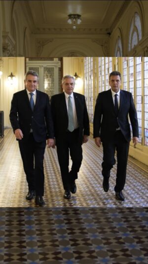 Alberto Fernández Instagram - Unidos por la patria, compartimos una nueva reunión del Gabinete nacional.

Trabajar por el presente y el futuro de la Argentina es el camino para seguir creciendo 🇦🇷
