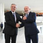 Alberto Fernández Instagram - La Argentina y Brasil están indisolublemente unidos: nos une la historia, la cultura, el trabajo y el crecimiento conjunto. En el 200° aniversario de las relaciones diplomáticas, continuamos profundizando la hermandad entre nuestros pueblos 🇦🇷🤝🇧🇷 En este marco, mantuvimos una reunión bilateral con el presidente @lulaoficial, enorme hombre y entrañable amigo, y acordamos un Plan de Acción para el Relanzamiento de la Alianza Estratégica entre nuestros países. También, junto al presidente del Senado y del Congreso Nacional, @rodrigopacheco, y la ministra y presidenta del supremotribunalfederal, Rosa Weber, renovamos nuestro compromiso en defensa de la democracia. El Estado de derecho y el respeto a las instituciones son claves para garantizarla. El vínculo comercial que nos une es fundamental para nuestro desarrollo. Estamos concretando muchos objetivos que nos propusimos y quedan más por alcanzar en el futuro. Lula, gracias por haberte cruzado en mi camino y en el de mi patria. Sigamos integrando a nuestros pueblos.