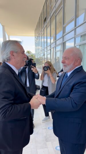 Alberto Fernández Instagram - 🇦🇷🇧🇷 Presidente @lulaoficial, es una inmensa alegría visitarte para celebrar los 200 años de relaciones diplomáticas entre nuestros pueblos. Sé que compartiremos un gran día que seguirá fortaleciendo los históricos lazos que nos unen.