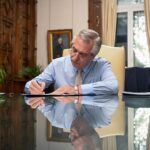 Alberto Fernández Instagram - Los salarios de hasta $880.000 no pagarán Impuesto a las Ganancias sobre la primera cuota del aguinaldo. Con esta medida, efectivizada con el decreto que firmé hoy, más de medio millón de trabajadoras y trabajadores serán beneficiados 🇦🇷