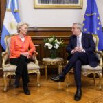 Alberto Fernández Instagram - Queremos llegar al mejor acuerdo entre el @mercosurint y la Unión Europea, que sea justo y en beneficio mutuo. Por eso, presentamos a la #UE 🇪🇺 nuestros requerimientos para concretar un acuerdo que termine con las asimetrías entre ambas economías y preserve nuestro desarrollo. Europa es un extraordinario socio, el mayor inversor extranjero en el país. En este sentido, hoy firmamos un Memorándum de Entendimiento de Asociación Estratégica sobre Cadenas de Valor Sostenibles en Materias Primas: beneficia a la industria y al empleo argentino. También tratamos la posibilidad de que Europa agregue valor a la producción de litio, la explotación de cobre e hidrógeno verde y la implementación de plantas de licuefacción de gas, cuestiones energéticas que Argentina y el @mercosurint pueden proveer. CasaRosada 2019-2023
