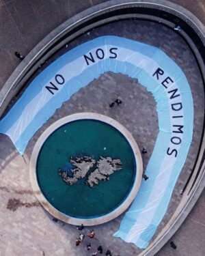 Alberto Fernández Instagram - No nos rendimos. Nunca lo haremos.

En el Día de la Afirmación de los Derechos Argentinos sobre las Islas #Malvinas, Georgias del Sur y Sandwich del Sur, y los espacios marítimos circundantes, reafirmamos el reclamo inclaudicable por nuestra plena soberanía. Lo exige una inmensa patria que quiere recuperar lo que le fue usurpado.

Reino Unido debe sentarse a dialogar, como le ha ordenado la ONU.

Debemos exigir con coraje aquello que nos corresponde. Por la gesta de nuestras y nuestros veteranos y caídos, por la riqueza de nuestras tierras y porque es nuestro derecho. No hay lugar para el colonialismo en el siglo XXI.

Por vías pacíficas, vamos a recuperar nuestras Islas. Las Malvinas fueron, son y serán por siempre argentinas 🇦🇷
