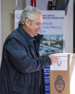 Alberto Fernández Instagram - Hoy es un día importante y de mucha felicidad, las y los argentinos nos expresamos y elegimos nuestro futuro. Transitémoslo con tranquilidad y en paz.

Deseo que la Argentina siga respetando y cuidando la democracia que recuperamos hace 40 años 🇦🇷
