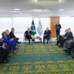 Alberto Fernández Instagram - La Argentina y Brasil están indisolublemente unidos: nos une la historia, la cultura, el trabajo y el crecimiento conjunto. En el 200° aniversario de las relaciones diplomáticas, continuamos profundizando la hermandad entre nuestros pueblos 🇦🇷🤝🇧🇷 En este marco, mantuvimos una reunión bilateral con el presidente @lulaoficial, enorme hombre y entrañable amigo, y acordamos un Plan de Acción para el Relanzamiento de la Alianza Estratégica entre nuestros países. También, junto al presidente del Senado y del Congreso Nacional, @rodrigopacheco, y la ministra y presidenta del supremotribunalfederal, Rosa Weber, renovamos nuestro compromiso en defensa de la democracia. El Estado de derecho y el respeto a las instituciones son claves para garantizarla. El vínculo comercial que nos une es fundamental para nuestro desarrollo. Estamos concretando muchos objetivos que nos propusimos y quedan más por alcanzar en el futuro. Lula, gracias por haberte cruzado en mi camino y en el de mi patria. Sigamos integrando a nuestros pueblos.