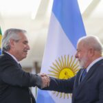 Alberto Fernández Instagram - La Argentina y Brasil están indisolublemente unidos: nos une la historia, la cultura, el trabajo y el crecimiento conjunto. En el 200° aniversario de las relaciones diplomáticas, continuamos profundizando la hermandad entre nuestros pueblos 🇦🇷🤝🇧🇷 En este marco, mantuvimos una reunión bilateral con el presidente @lulaoficial, enorme hombre y entrañable amigo, y acordamos un Plan de Acción para el Relanzamiento de la Alianza Estratégica entre nuestros países. También, junto al presidente del Senado y del Congreso Nacional, @rodrigopacheco, y la ministra y presidenta del supremotribunalfederal, Rosa Weber, renovamos nuestro compromiso en defensa de la democracia. El Estado de derecho y el respeto a las instituciones son claves para garantizarla. El vínculo comercial que nos une es fundamental para nuestro desarrollo. Estamos concretando muchos objetivos que nos propusimos y quedan más por alcanzar en el futuro. Lula, gracias por haberte cruzado en mi camino y en el de mi patria. Sigamos integrando a nuestros pueblos.