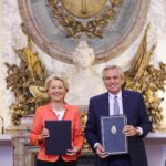 Alberto Fernández Instagram - Queremos llegar al mejor acuerdo entre el @mercosurint y la Unión Europea, que sea justo y en beneficio mutuo. Por eso, presentamos a la #UE 🇪🇺 nuestros requerimientos para concretar un acuerdo que termine con las asimetrías entre ambas economías y preserve nuestro desarrollo. Europa es un extraordinario socio, el mayor inversor extranjero en el país. En este sentido, hoy firmamos un Memorándum de Entendimiento de Asociación Estratégica sobre Cadenas de Valor Sostenibles en Materias Primas: beneficia a la industria y al empleo argentino. También tratamos la posibilidad de que Europa agregue valor a la producción de litio, la explotación de cobre e hidrógeno verde y la implementación de plantas de licuefacción de gas, cuestiones energéticas que Argentina y el @mercosurint pueden proveer. CasaRosada 2019-2023