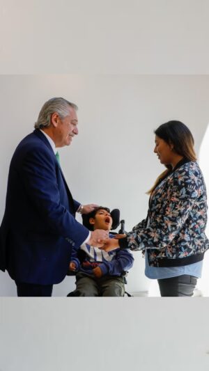 Alberto Fernández Instagram - En Morón, Sole se acercó a contarme su historia. A través de un Estado presente que nunca le soltó la mano, la salud pública le dio a su hijo una segunda oportunidad.

Ocurrió durante la recorrida que hicimos con @gabriel_katopodis y @lucas.ghi por las instalaciones del nuevo pabellón de la Facultad Regional Haedo de la UTN.

La educación y la salud pública son nuestro orgullo y vamos a defenderlas siempre 🇦🇷