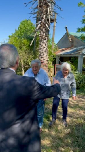 Alberto Fernández Instagram - Querido @pepe.mujicaok, qué alegría verte de nuevo.

“Qué changa te agarraste, hermano”, me dijo Pepe en 2019 cuando iniciaba la campaña electoral. Hoy, a poco de concluir mi mandato, me recordó aquel momento. El paso del tiempo, con tantas adversidades que afrontamos en Argentina y el mundo, acabó tornando verdad aquella ironía.

Siempre valoré de Pepe su mirada estoica de la vida, su profunda honestidad y su eterna vocación por integrarnos como hermanos que somos en América Latina. Como cada vez que lo veo, he disfrutado de cada una de sus reflexiones, profundas y sinceras. 

Pepe y Lucía: gracias por recibirme en su casa y por su enorme e inspiradora vocación de construir un mejor futuro.
