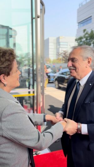 Alberto Fernández Instagram - En Shanghái, China, me reuní con @dilmarousseff, presidenta del Nuevo Banco de Desarrollo del #BRICS. 

Agradezco sinceramente el compromiso de Dilma, mi siempre respetada y querida amiga, por facilitar el ingreso de nuestro país a este importante bloque.

La Argentina ha iniciado el proceso de adhesión al @ndb_int

El NDB es fundamental para proveer financiamiento a países de economías emergentes, una gran oportunidad para el futuro de la Argentina y otro paso hacia una arquitectura financiera mundial inclusiva con más países involucrados.

La agenda del Sur Global sigue fortaleciéndose.