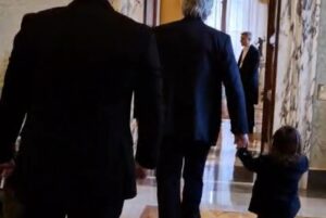 Alberto Fernández Instagram - Nuestro primer viaje solos, en esa complicidad infinita del padre y su hijo. Confieso que estaba preocupado: descansamos tanto en que las madres saben todo que temía no poder resolver algo. Pero tuvimos dos días extraordinarios que incluyó recibir el amor de quien inspiró tu nombre. A cada paso, pude disfrutar de tu sonrisa, tu dulzura y tu sopresa. A mi edad, volver a vivir la experiencia de tu mano en la mía que disfruté por primera vez con tu hermano hace ya casi treinta años, es un regalo de la vida que no puedo dejar de agradecer.