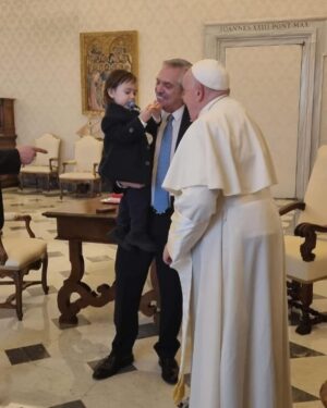 Alberto Fernández Instagram - Ayer viajamos a Roma con Francisco. Lamentablemente, una intervención quirúrgica para sanar una apendicitis, impidió a Fabiola acompañarnos. Esta mañana fuimos recibidos por el Santo Padre en la Biblioteca Privada del Palacio Apostólico. Tuve la dicha de volver a verlo y escuchar sus reflexiones sobre el presente. Quise agradecerle personalmente por todo lo que ayudó a nuestra querida Argentina en los cuatro años en los que presidí el país. Estoy seguro que lo seguirá haciendo.
El Santo Padre tuvo la deferencia de bendecir a Francisco y transmitirme sus mejores deseos de pronta recuperación para Fabiola. 
El Papa es sin duda el líder moral más importante que tiene la humanidad. Mi eterna gratitud y mi compromiso inquebrantable de estar ayudándolo en su enorme lucha por construir una sociedad más justa e igualitaria.