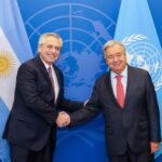 Alberto Fernández Instagram - Me reuní con @antonioguterres, secretario general de la ONU, y conversamos sobre la Cuestión #Malvinas 🇦🇷 Se comprometió a cumplir con los buenos oficios y reclamar a Gran Bretaña que cumpla las resoluciones de la ONU para reanudar el diálogo y encontrar una solución pacífica. Además, le reiteré la necesidad de repensar la arquitectura financiera internacional, con foco en los sobrecargos, y me comunicó que la ONU está preparando una resolución sobre el tema. 🇦🇷🤝🇺🇳