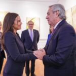 Alberto Fernández Instagram - Ha sido un enorme placer reunirme con la congresista Alexandria Ocasio-Cortez (@aoc). Su activismo y vocación política para enfrentar las injusticias es notable, ejemplo de ello son las denuncias referidas a Paul Singer y los Fondos Buitre que tanto perjudican a nuestro país. - It has been an enormous pleasure to meet with congresswoman Alexandria Ocasio-Cortez. Her activism and political commitment to addressing injustices are remarkable. An example of this is her advocacy against Paul Singer and the Vulture Funds that have caused so much harm to our country.