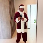 Alejandro Sanz Instagram - La Navidad la inventó la familia como la mejor excusa para juntarse. 1. No olvidéis el remitente 💌 2. Mis postales favoritas 👇 3. Tienen nombre propio 4. Frida siempre sonríe 5. Bodegón navideño 6. Este jersey es de una sesión de fotos de un disco…¿sabéis cuál? 🤔 7. El elfo travieso haciendo de las suyas 8. Mi tío 😂😂😂 9. Alma y Frida ❤️ 10. El árbol de oriente 💫 ¡Feliz Navidad! 🎅🏽🥷 FEliz Navidad :)