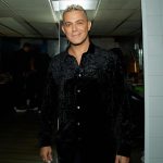 Alejandro Sanz Instagram - Cerramos el telón tras cien conciertos, hemos creado una familia de más de un millón de almas, no celebremos el final de #SANZenVivo sino el nacimiento de infinitos momentos que bailarán en la sinfonía de nuestros recuerdos. GRACIAS por #NuestroÚltimoMomento ha sido increíble 🙌 🥷