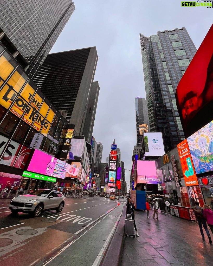 Alejandro Sanz Instagram - Dicen que eres la ciudad que nunca duerme, será porque en tus calles se tejen los sueños de ojos abiertos y corazones llenos. #SANZenVivoUSA 🇺🇸🥷 Nueva York