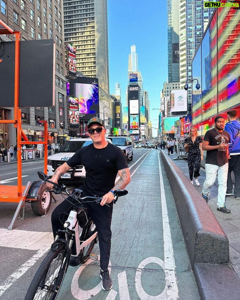 Alejandro Sanz Instagram - Dicen que eres la ciudad que nunca duerme, será porque en tus calles se tejen los sueños de ojos abiertos y corazones llenos. #SANZenVivoUSA 🇺🇸🥷 Nueva York