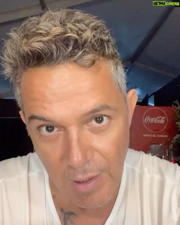 Alejandro Sanz Instagram - Somos retales tejidos por hilos de las miles de personas que van trenzando nuestra vida. Mi gratitud supera todos los límites. Paraguay, GRACIAS ❤️🥷 Asunción