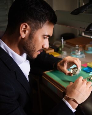 Alejandro Speitzer Instagram - Emocionado de presentar el nuevo @bulgari Octo Finissimo #carbongold en el marco de @siarmx . Hace unas semanas tuve la oportunidad de presenciar su elaboración en las manufacturas de Bulgari en Suiza: Innovación en ingeniería, materiales inesperados y diseño italiano. 

#BulgariWatches 
#Bulgari 
#octofinissimo