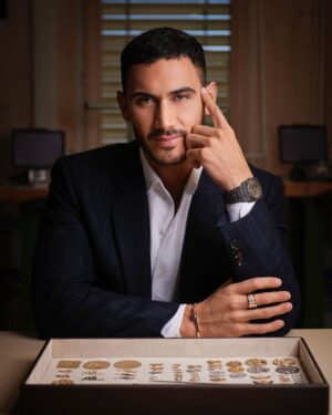 Alejandro Speitzer Instagram - Emocionado de presentar el nuevo @bulgari Octo Finissimo #carbongold en el marco de @siarmx . Hace unas semanas tuve la oportunidad de presenciar su elaboración en las manufacturas de Bulgari en Suiza: Innovación en ingeniería, materiales inesperados y diseño italiano. 

#BulgariWatches 
#Bulgari 
#octofinissimo