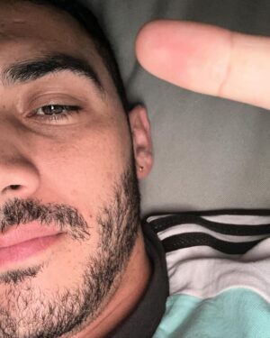 Alejandro Speitzer Instagram - Me he tenido que enfermar, y con ganas, para quedarme 4 días en casa. No recuerdo la última vez que pase tanto tiempo en ella, pero siendo honesto, cuanta falta me hacía… 

Está siendo, también, la oportunidad de escuchar a mi cuerpo (cosa que tengo que hacer más), de seguir leyendo, y de sentirme sin los distractores de allá afuera. 

Ánimo.