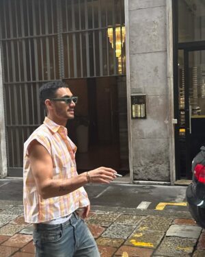Alejandro Speitzer Instagram - Me he tenido que enfermar, y con ganas, para quedarme 4 días en casa. No recuerdo la última vez que pase tanto tiempo en ella, pero siendo honesto, cuanta falta me hacía… 

Está siendo, también, la oportunidad de escuchar a mi cuerpo (cosa que tengo que hacer más), de seguir leyendo, y de sentirme sin los distractores de allá afuera. 

Ánimo.