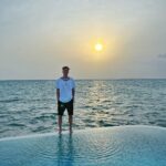 Aleksandr Tarasov Instagram - Мой первый семейный отдых за долгое время, где я 100% ЗОЖ: каждый день тренируюсь, чтобы быть в форме к следующему матчу лиги. Бегал босяком по песку вокруг Soneva Fushi, сейчас каждое утро 10 км на Soneva Jani в 30 градусную жару, очент интересно как это скажется на игре в Москве!✊🏼 Наконец-то попробовал кайт и у меня получилось 🪂! Всей семьей изучаем эко-фермы с переработкой пластика, стекла и дерева, приручаем кроликов, кур и крабов, которые гуляют, как хотят по острову и питаемся, как вегетарианцы свежайшими овощами из огорода @discoversoneva!💚 Best Time Ever!☺️