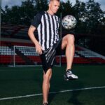 Aleksandr Tarasov Instagram - Сегодня к первой официальной игре с болельщиками и прямой трансляцией, мы презентуем домашнюю форму команды «Родина Медиа»!⚽️ Как вам?👇🏼 📷 @tasha.manaenkova 🥋 @bitsyn_alya ⚽️ @tarasov23 ⚽️ @gasilin_11 ⚽️ @demchenko_iaroslav #РОДИНАМЕДИА