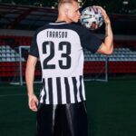 Aleksandr Tarasov Instagram - Сегодня к первой официальной игре с болельщиками и прямой трансляцией, мы презентуем домашнюю форму команды «Родина Медиа»!⚽️ Как вам?👇🏼 📷 @tasha.manaenkova 🥋 @bitsyn_alya ⚽️ @tarasov23 ⚽️ @gasilin_11 ⚽️ @demchenko_iaroslav #РОДИНАМЕДИА