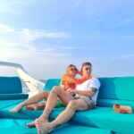 Aleksandr Tarasov Instagram - Мой первый семейный отдых за долгое время, где я 100% ЗОЖ: каждый день тренируюсь, чтобы быть в форме к следующему матчу лиги. Бегал босяком по песку вокруг Soneva Fushi, сейчас каждое утро 10 км на Soneva Jani в 30 градусную жару, очент интересно как это скажется на игре в Москве!✊🏼 Наконец-то попробовал кайт и у меня получилось 🪂! Всей семьей изучаем эко-фермы с переработкой пластика, стекла и дерева, приручаем кроликов, кур и крабов, которые гуляют, как хотят по острову и питаемся, как вегетарианцы свежайшими овощами из огорода @discoversoneva!💚 Best Time Ever!☺️