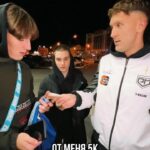 Aleksandr Tarasov Instagram - Саранск встретил очень тепло! Приятно было встретить болельщиков возле отеля, ждем вас на матче сегодня @rodina_media 🤍🖤