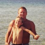 Aleksandr Tarasov Instagram - Сегодня моему папе исполнилось бы 75 лет! Вечная память и огромная любовь!❤️🙏🏻 Зацените на второй фотке, у меня соска, а батя на новом стиле!🔥 Вот в кого я шарю за шмот!☺️