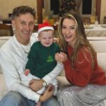 Aleksandr Tarasov Instagram - Год был не из легких, но прекрасный, потому что у нас появился наш сыночек — Ваня. Мы стали чемпионами везде, где можно 🏆 А те, с кем нам не по пути, откололись… Спасибо всем, кто рядом, спасибо всем, кого рядом нет! Всех с Новым Годом! Будьте здоровы и счастливы в 2024 году ❤️🎊🙏🏻