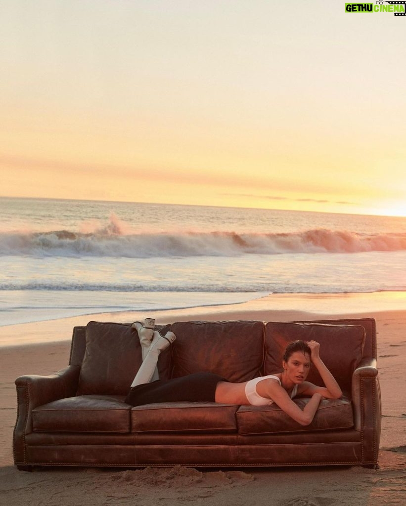 Alessandra Ambrosio Instagram - In my element… 🤎🌊☀️🐚 #VogueCS Malibu, California