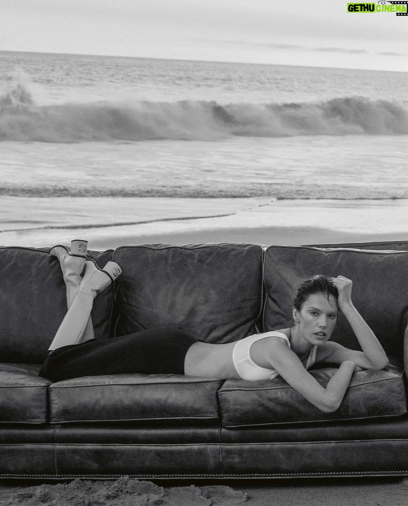 Alessandra Ambrosio Instagram - Malibu 🤍🌊 #VogueCS #JanuaryIssue
