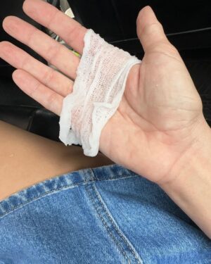 Alessandra Fuller Instagram - Abrazaré mis cicatrices para recordarme que esta batalla aún no termina, para recordar ese compromiso y entrega que tanto me moviliza. Y es que no hay nada más valioso e importante que intentarlo hasta el final. Gracias por tanto cariño y por esas hermosas palabras que me empujan a seguir adelante. Vamos por esa olla de oro 🥹❤️‍🩹