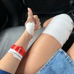 Alessandra Fuller Instagram - Abrazaré mis cicatrices para recordarme que esta batalla aún no termina, para recordar ese compromiso y entrega que tanto me moviliza. Y es que no hay nada más valioso e importante que intentarlo hasta el final. Gracias por tanto cariño y por esas hermosas palabras que me empujan a seguir adelante. Vamos por esa olla de oro 🥹❤️‍🩹