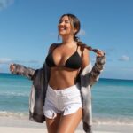 Alessandra Fuller Instagram - Amanecer aquí 🥹🙏🏼✨ Hoodie @mauiandsonsperu_oficial 🦋 St. Thomas, Virgin Islands
